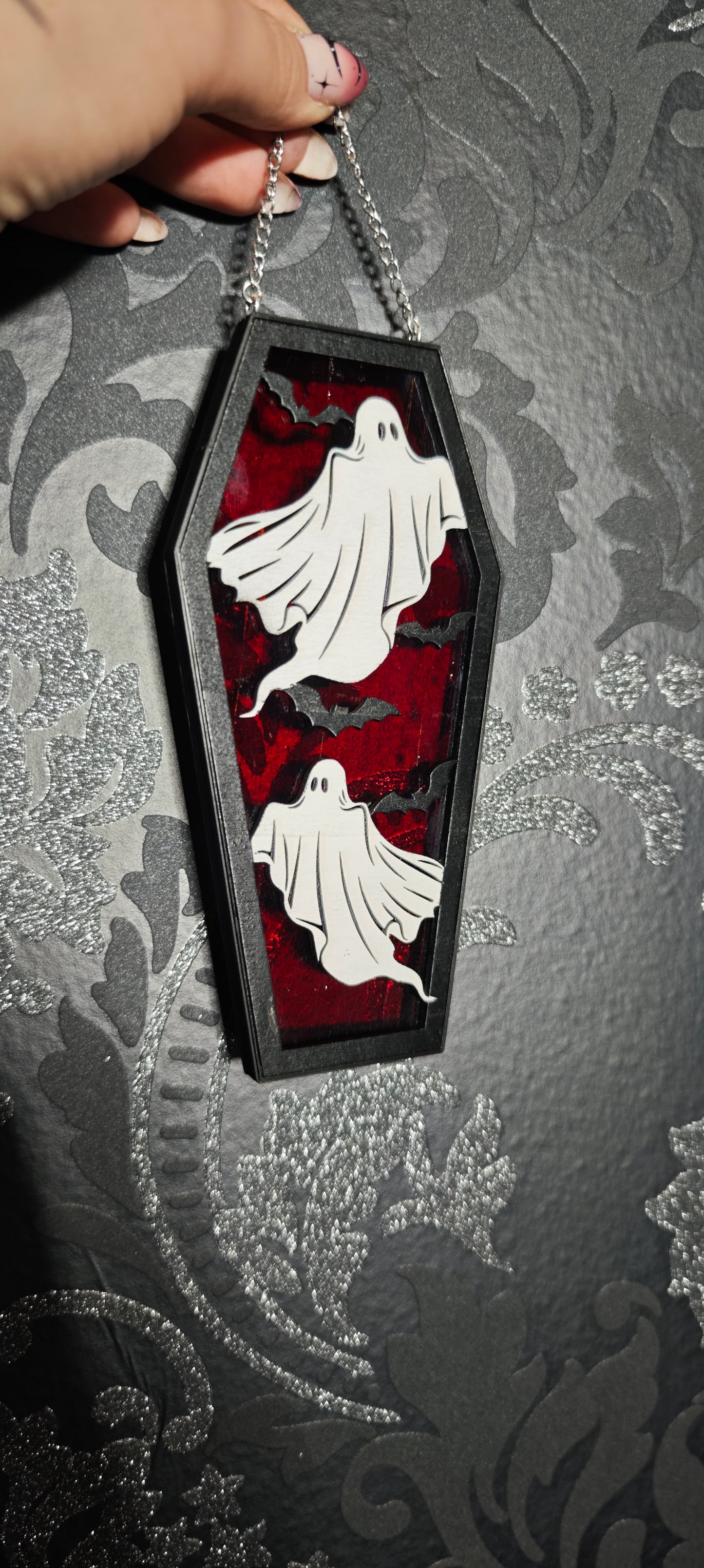 Cercueil verre rouge fantômes
