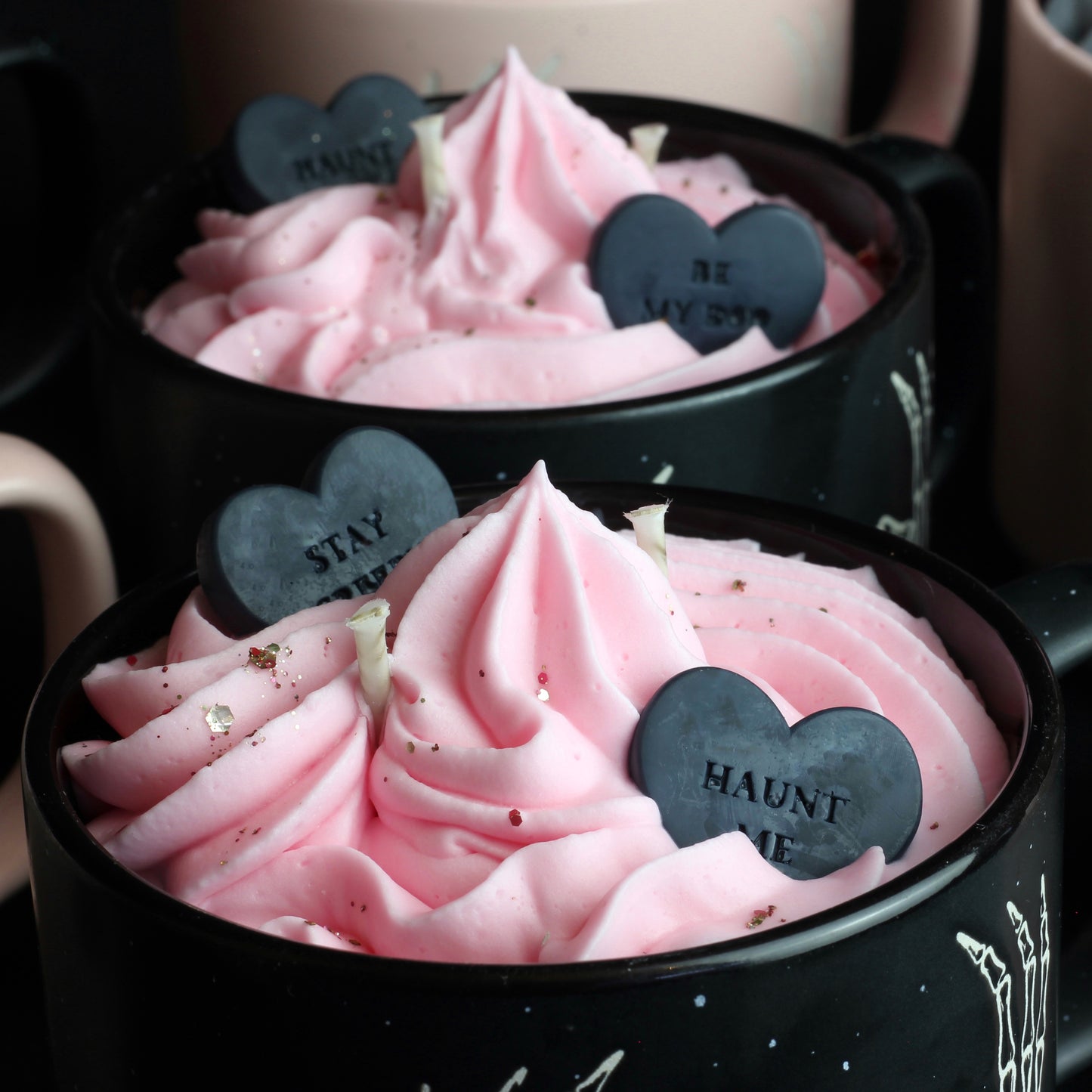 Bougie gourmande mug mains squelette rose/noir