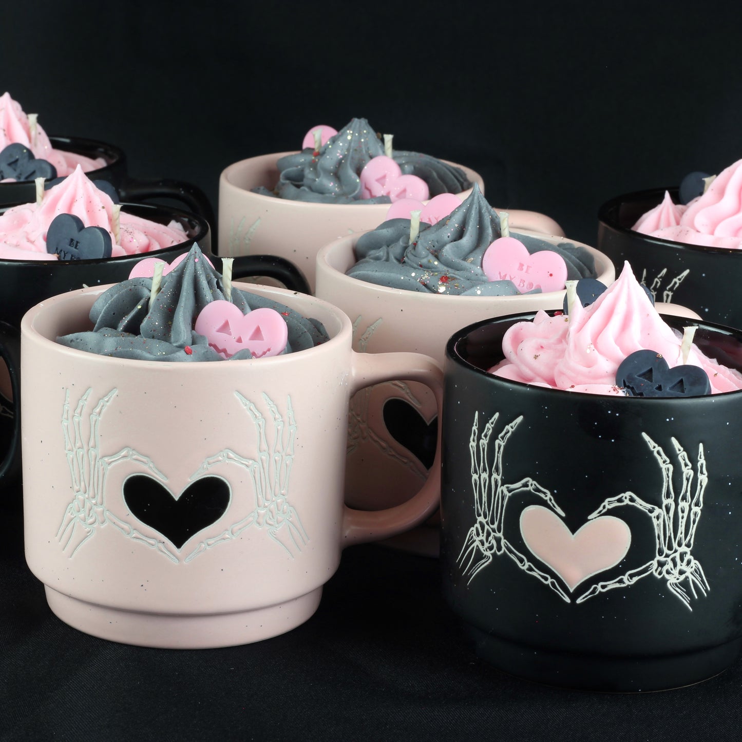 Bougie gourmande mug mains squelette rose/noir