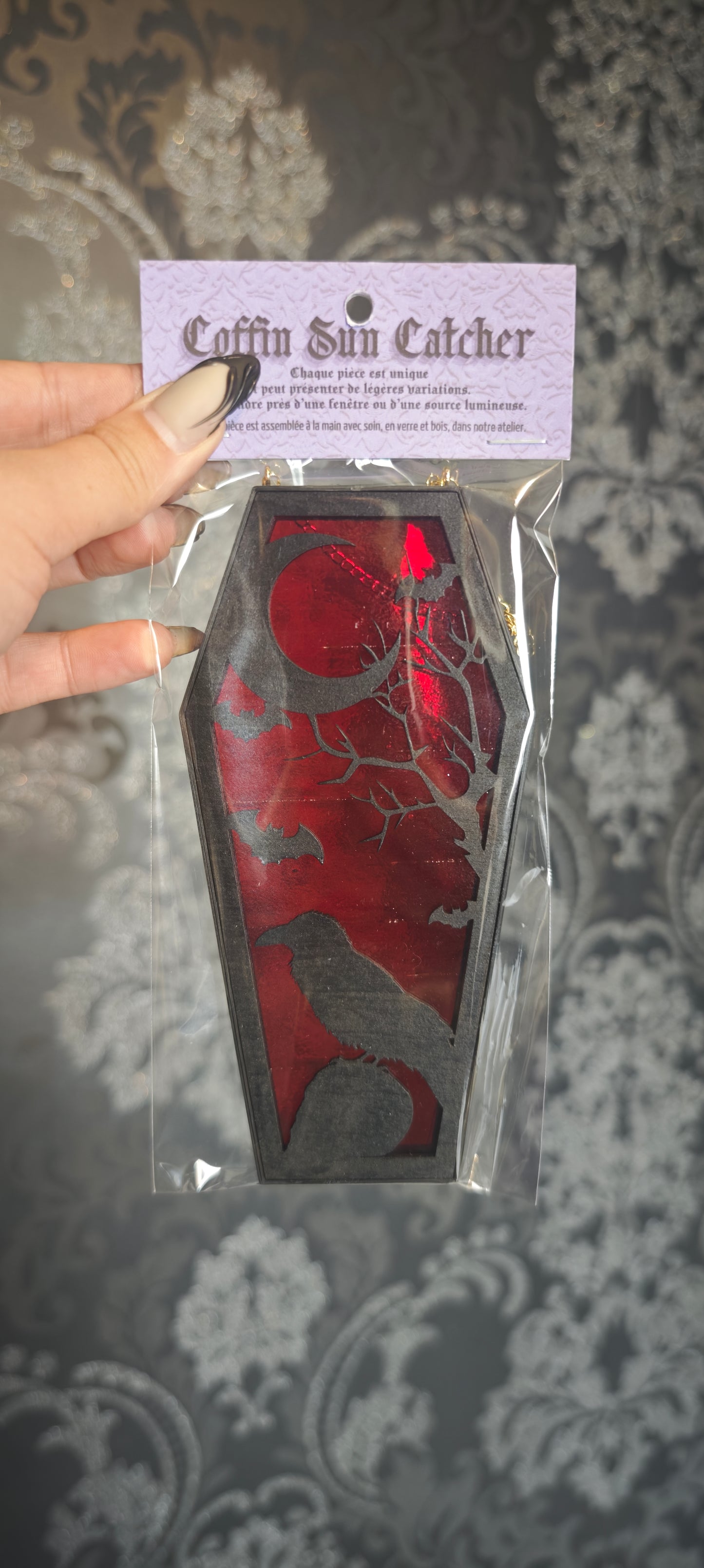 Cercueil verre corbeau crâne rouge
