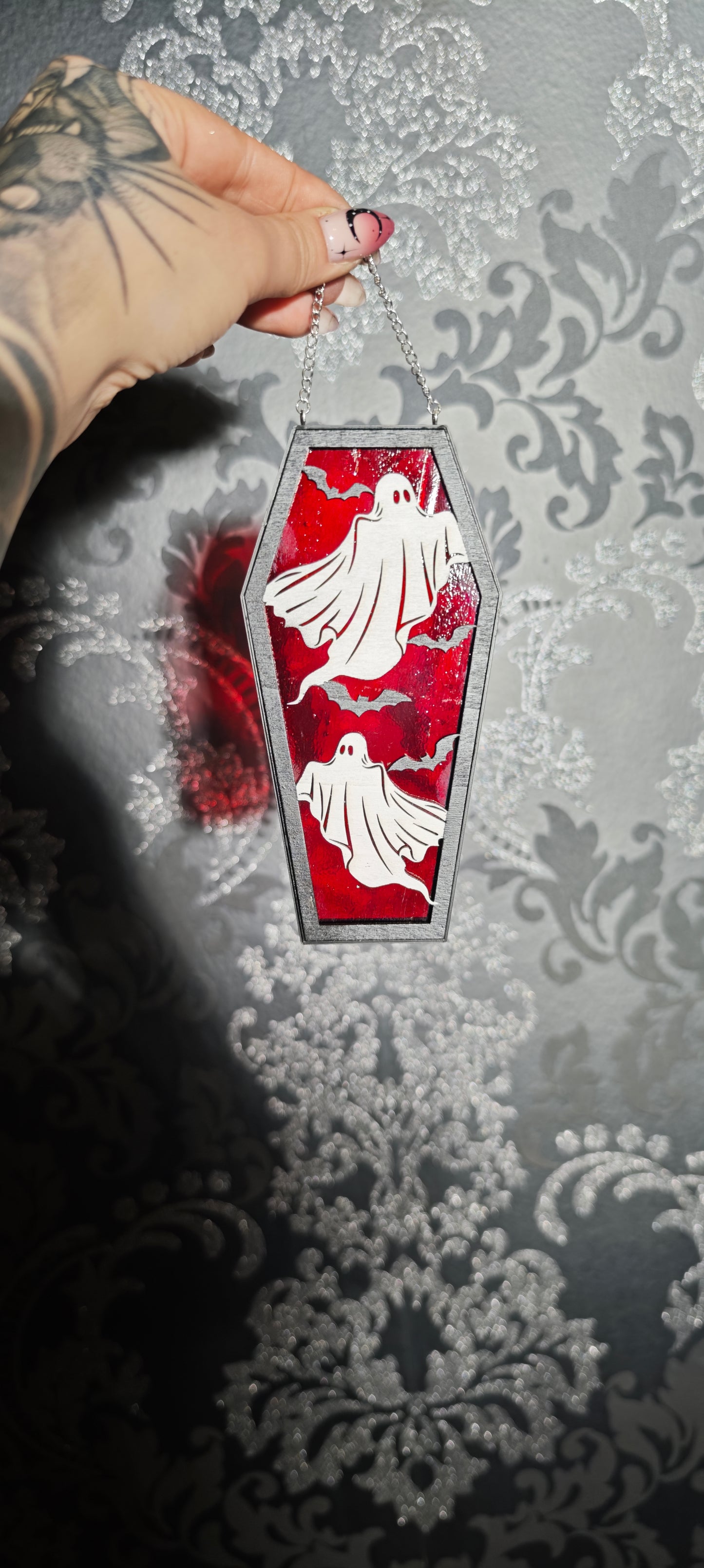 Cercueil verre rouge fantômes